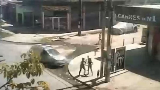 Brutal: un conductor atropelló y mató a una mujer en la parada del colectivo e hirió a sus hijas