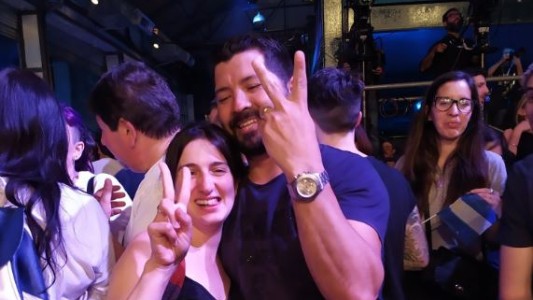 Le propuso casamiento a su novia después del discurso de Alberto Fernández