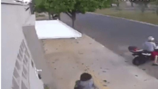 Video viral: una mujer fue "tragada" por un garage mientras caminaba por la vereda