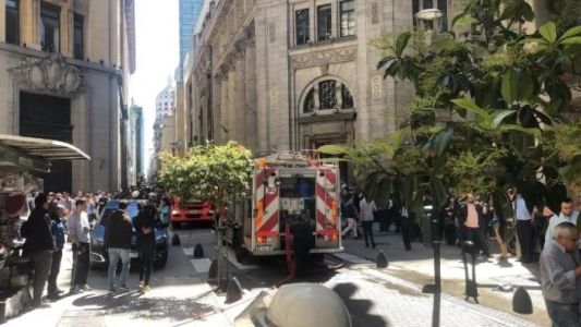 Evacúan el Banco Nación por un incendio en el quinto piso