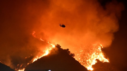 Miles de personas evacuadas por incendios en Los Ángeles