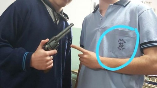 Un alumno le apuntó con un arma a un profesor en plena clase
