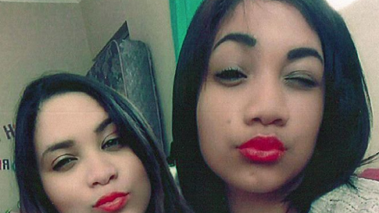 Se sacó una selfie con una amiga y descubrió que había sido robada de bebé