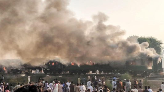 Más de 70 muertos y varios heridos por una explosión e incendio en un tren de pasajeros en Pakistán