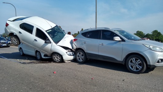 Espectacular triple choque en ingreso a la ciudad por la autopista a Córdoba