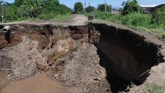 Las fuertes lluvias provocaron un cráter gigante en el sur de Tucumán