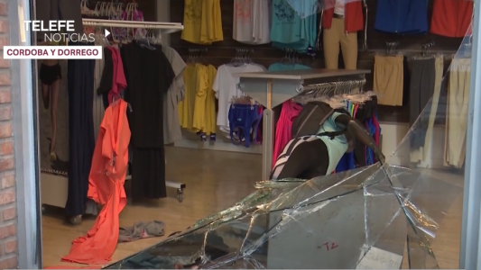 "Adoquinazo" y robo a un local de indumentaria del microcentro