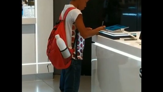 Entró a un negocio, pidió prestada una tablet para hacer la tarea y se volvió viral