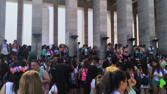 Miles de estudiantes secundarios festejan en el Monumento