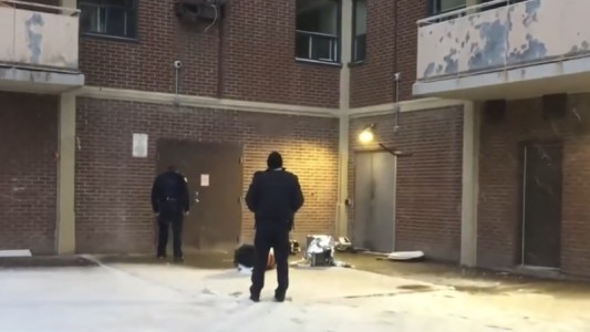 Un aparato de aire acondicionado cayó desde un octavo piso y aplastó a una nena de dos años