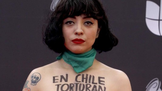 Desnudo y fuerte mensaje de Mon Laferte en la alfombra roja de los Latin Grammy