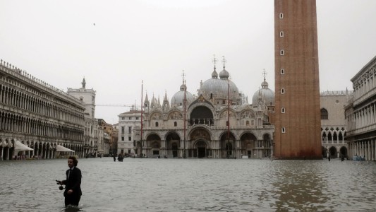 Venecia: ordenan el cierre de la Plaza de San Marcos por la inundación