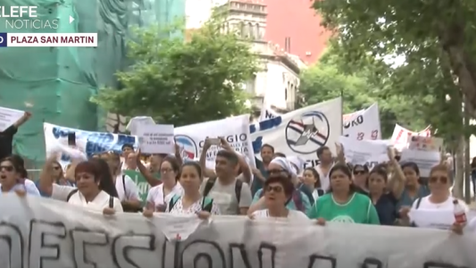 Nueva marcha, el mismo reclamo: los enfermeros piden ser considerados profesionales