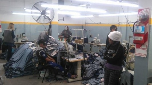 Allanan taller clandestino y liberan a 14 personas que eran explotadas