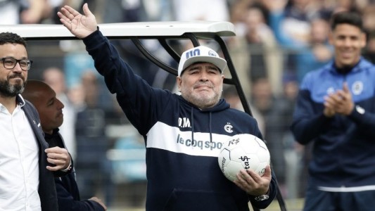 Estilo Maradona: renunció como DT de Gimnasia, se despidió del plantel y ya está de vuelta