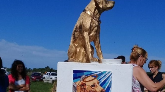 Inauguraron una estatua para "Rubio", el perro brutalmente asesinado en Mar del Tuyú