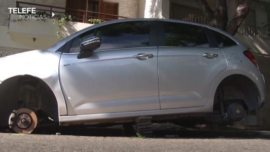 Los "robaruedas" no descansan: otro auto amaneció sin los cuatro neumáticos