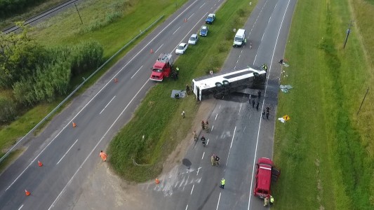 Tragedia en la ruta 2: el micro no superaba los 100 km por hora en el momento del vuelco