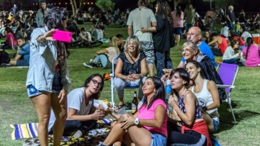 El primer picnic nocturno de la temporada convocó a miles de personas en el parque de las Colectividades