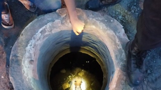 El emotivo rescate de Pancho, un perro que cayó en un pozo profundo en zona sur