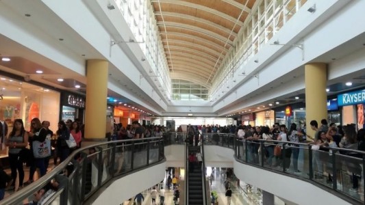 Vuelven los tours de compras a Chile: celulares cuestan hasta un 40 por ciento menos