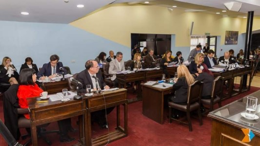 Polémica en la Legislatura de Tierra del Fuego: con 15 diputados, autorizan a tener 224 asesores