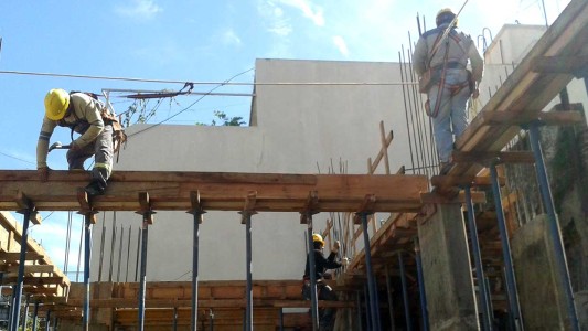 La actividad industrial cayó 2,3 % y la construcción 9,5 % interanual en octubre