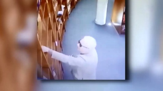 Filman al embajador de México en Argentina intentando robar un libro en Buenos Aires