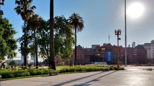 A pedido de Alberto Fernández, quitaron las rejas de Plaza de Mayo
