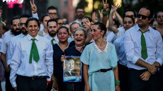 Baile, banderas y choripán: así se espera la asunción de Alberto y Cristina en la Plaza de Mayo