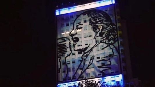 Volvió a encenderse la imagen de Eva Perón en la fachada del Ministerio de Desarrollo Social