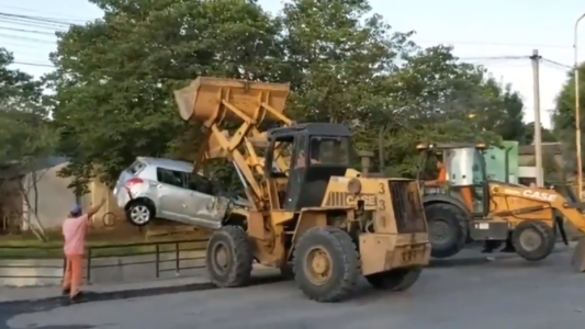 Así sacaban el auto de la joven que cayó a un arroyo en Paraná