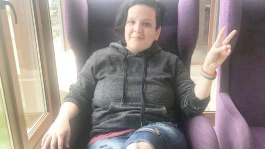 "Libre y feliz, al fin": logró fallo judicial para figurar en el DNI como "no binario"