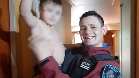 Policías le salvaron la vida a un nene que cayó desde un primer piso