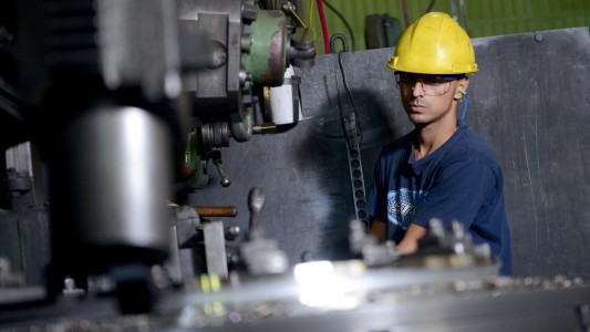 Aumento por decreto a trabajadores privados: serían tres sumas fijas y remunerativas