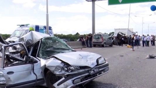 Impresionante choque en Circunvalación y Mendoza involucró a tres automóviles y un camión