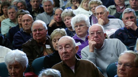 Comienzan a pagar el bono a jubilados y el refuerzo de la AUH