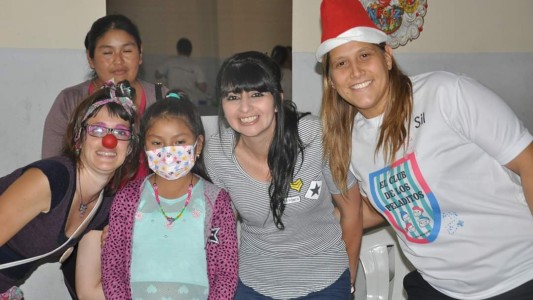 Reparte barbijos para niños con cáncer y la Aduana le retuvo un envío