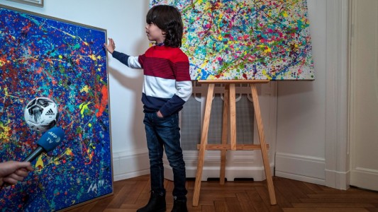 "Mini Picasso": tiene 7 años, pinta con guantes de boxeo y vende cuadros por miles de dólares