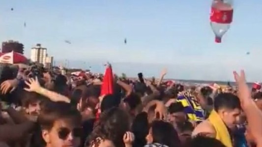 Villa Gesell: el absurdo y peligroso divertimento de la "lluvia de botellas" en la playa