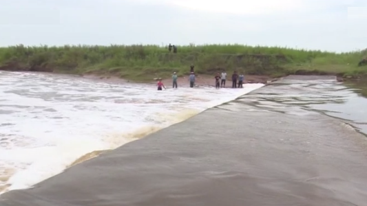 Buscan a un joven que desapareció tras arrojarse al arroyo Saladillo