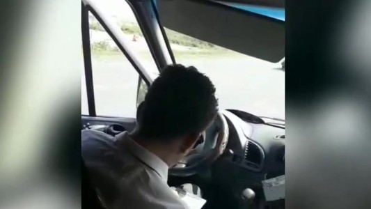 Pánico en la ruta: grabó al chofer alcoholizado de una combi que los llevaba a la costa