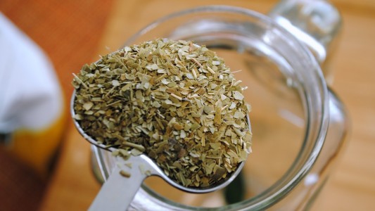 La ANMAT prohibió una yerba mate, un aceite, un baño de repostería y otros productos comestibles