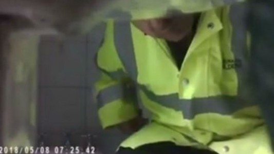 Despidieron a un empleado municipal que colocó una cámara en el baño de mujeres