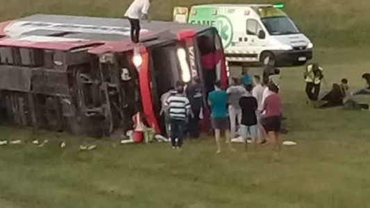 Volcó un micro de dos pisos en la Ruta 2