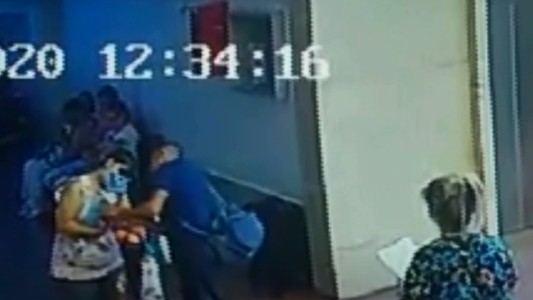 Impactante video muestra cómo le salvan la vida a un bebé que se había broncoaspirado