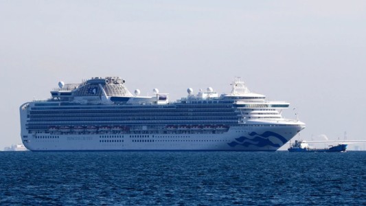 Japón: un crucero fue puesto en cuarentena por al menos diez casos de coronavirus