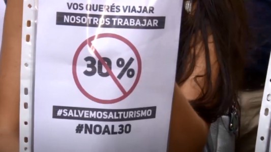 Agencias de viajes reclaman contra el impuesto al dólar