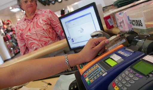 Reintegrarán el 15% en compras con débito a jubilados y beneficiarios de la AUH