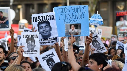 Una multitud acompaña a la familia de Fernando en su pedido de justicia frente al Congreso